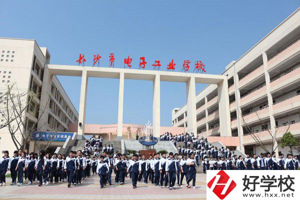 長(zhǎng)沙市電子工業(yè)學(xué)校有哪些特色專業(yè)？就業(yè)前景如何？