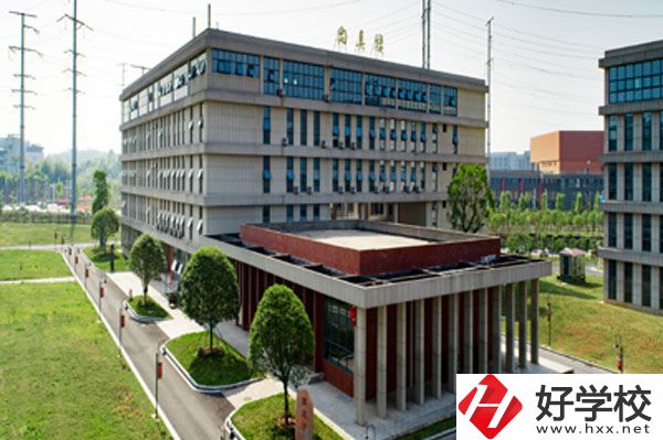 株洲市工業(yè)中等專業(yè)學校照片.jpg