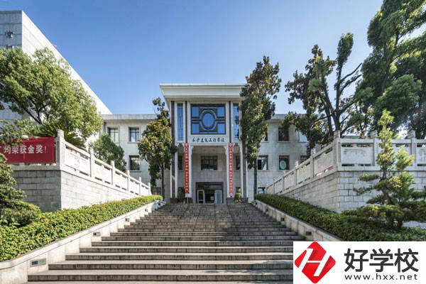 長沙建筑工程學(xué)校是公辦還是民辦？有哪些優(yōu)勢？